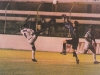Atacante Macedo encobre goleiro Murilo do Grêmio observado pelo meia Marcelo Passos.