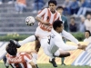O estreante Leonardo diante do zagueiro Márcio, do Bangu: a sua persistência valeu-lhe um golaço. (Santos 2 x 0 Bangu, 17/09/88).