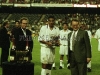 1998-08-25-santos-x-barcelona-narciso-recebe-trofeu