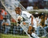 Precisando fazer 3 gols de diferença Giovanni busca bola no fundo da rede no Pacaembu - Santos 5 x 2 Fluminense Brasileirão 1995