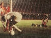 1969-pele-pega-no-fundo-da-rede-a-bola-do-gol-1000-contra-o-vasco-600