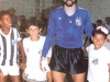 Rodolfo Rodriguez com mascotes santistas (1987).
