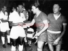 1962-02-09 - Gimnasia y Esgrima 2 x 2 Santos - Hugo Carro troca flamula com o rei Pele